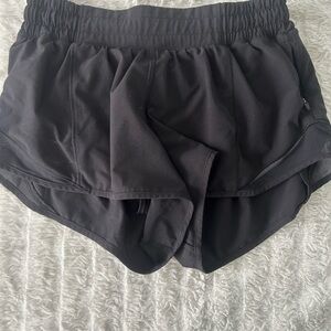 Women's Black Lululemon hotty hot shorts(2.5inch)